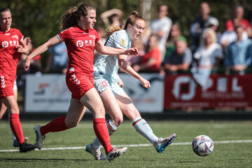 Anniek Smulders (Saestum) in duel met Nikée van Dijk (FC Twente)