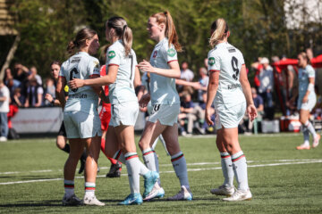 FC Twente juicht na een goal tegen Saestum