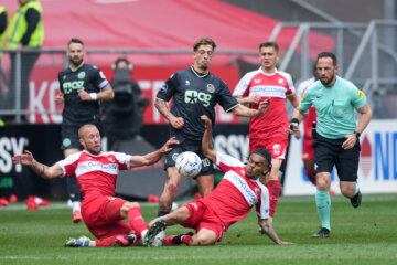 Mike van der Hoorn en Alonzo Engwanda strijden om de bal