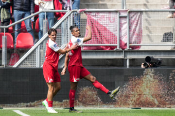 Sébastien Haller juicht na zijn goal tegen FC Groningen