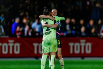 Nicky Evrard en Gwyneth Hendriks (PSV) na het bereiken van de bekerfinale