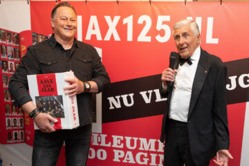 Raymond Bouwman overhandigt het jubileumboek aan Sjaak Swart