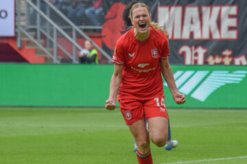 Liz Rijsbergen juicht na haar goal