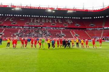 De speelsters van FC Twente vieren feest in De Grolsch Veste
