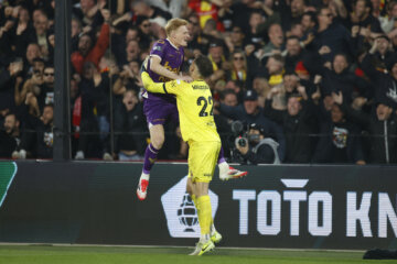 Julius Dirksen bespringt Jari de Busser na de bekerfinale