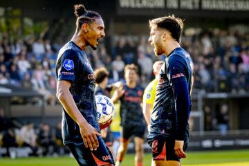 Sébastien Haller en Souffian El Karouani juichen