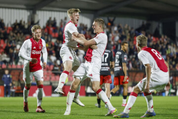 Jong Ajax juicht na een late goal van Dies Janse