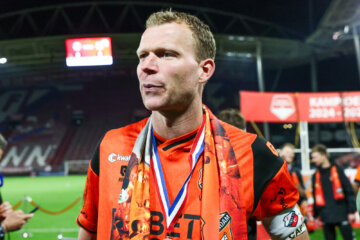 Henk Veerman viert de titel met FC Volendam