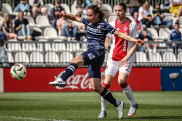 Soraya Verhoeve (Telstar) en Lotte Keukelaar (Ajax)