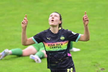 Fenna Kalma juicht na een goal voor PSV