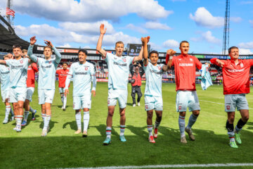 Bas Kuipers (rechts) juicht met de spelers van FC Twente