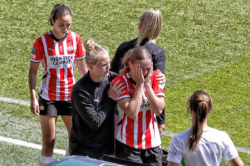 Gwyneth Hendriks (PSV) verlaat het veld in tranen