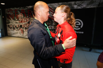 Earnest Stewart troost Gwyneth Hendriks na de bekerfinale