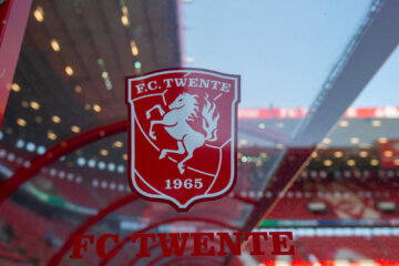 Het logo van FC Twente op de dug-out in De Grolsch Veste