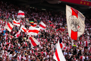 Het logo van Ajax op een vlag van supporters