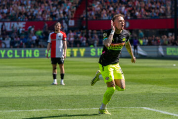 Noa Lang viert de winnende tegen Feyenoord