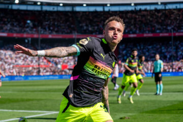 Noa Lang viert zijn belangrijkste goal namens PSV: de 2-3 tegen Feyenoord