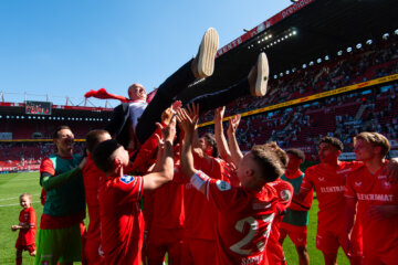 De spelers van FC Twente gooien Jacob Malki in de lucht