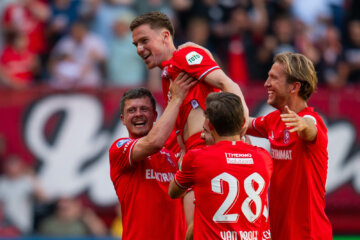 FC Twente viert de treffer van Daan Rots