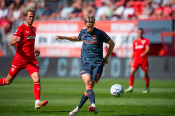 Niklas Vesterlund in actie tegen FC Twente