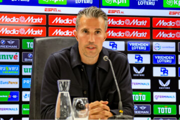 Robin van Persie op een persconferentie