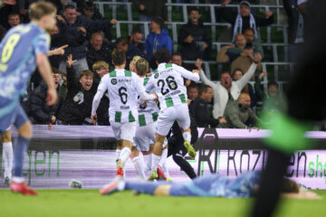 FC Groningen-spelers vieren de 2-2