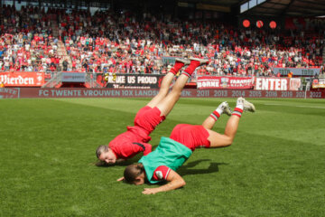 Charlotte Hulst en Lynn Groenewegen vieren het kampioenschap van FC Twente met 'de worm'