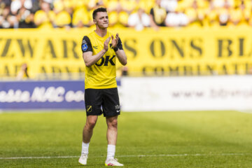 Dominik Janosek bedankt het publiek in zijn laatste wedstrijd voor NAC Breda