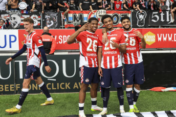 Ryan Flamingo, Malik Tillman en Ismael Saibari vieren de landstitel van PSV