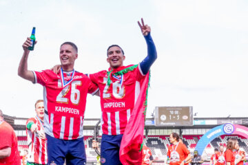Joey Veerman en Couhaib Driouech vieren de titel van PSV