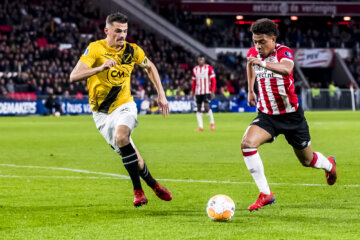 Menno Koch in het shirt van NAC tegenover Donyell Malen