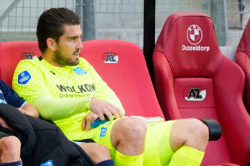 Mickey van der Hart baalt op de bank