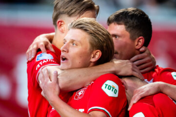 FC Twente juicht met Sem Steijn op de voorgrond