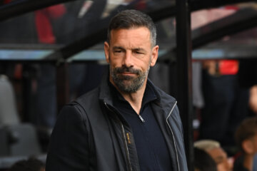 Ruud van Nistelrooij tegen Bournemouth, zijn laatste wedstrijd als trainer van Leicester City