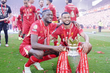 Cody Gakpo met de Premier League-trofee