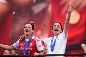 Laia Codina en Renée Slegers bij de huldiging van Arsenal