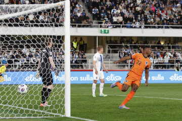 Denzel Dumfries scoorde tegen Finland