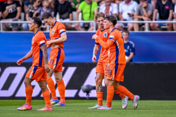 Million Manhoef, Ruben van Bommel, Luciano Valente en Thom van Bergen