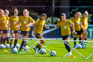 De OranjeLeeuwinnen trainen op de KNVB Campus in Zeist