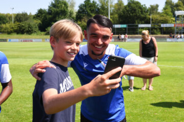 Eser Gürbüz op de foto met een fan
