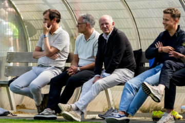 Jan Streuer langs het trainingsveld bij FC Twente
