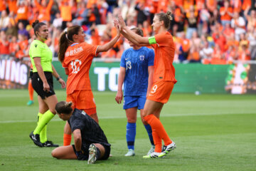 Daniëlle van de Donk en Vivianne Miedema juichen na een goal tegen Finland