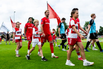 Michel Vlap hand in hand met fan