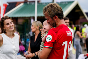 Michel Vlap met z'n zoontje Joah en zijn vriendin