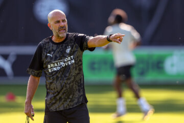 Peter Bosz op de training van PSV