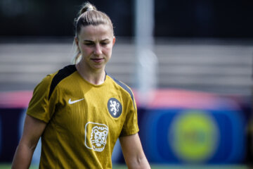 Jackie Groenen op de training van de OranjeLeeuwinnen
