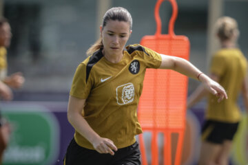 Damaris Egurrola op een training van de OranjeLeeuwinnen