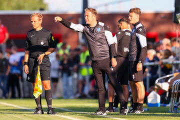 Robin Veldman langs de lijn