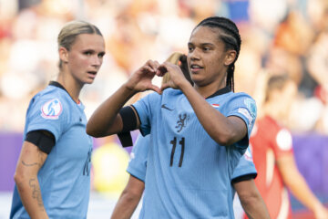 Esmee Brugts maakt een hartje na haar goal tegen Wales