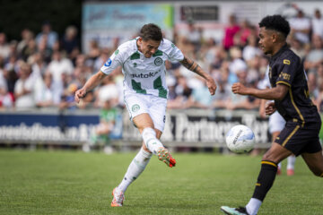 Tika de Jonge schiet op goal